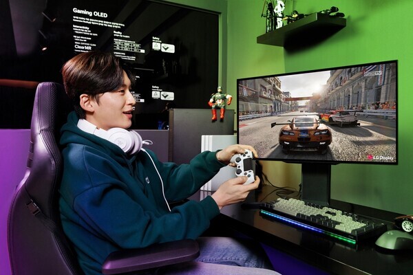 LG디스플레이 모델이 '27인치 480Hz QHD 게이밍 OLED 패널'로 게임을 즐기고 있는 모습. 사진=LG디스플레이