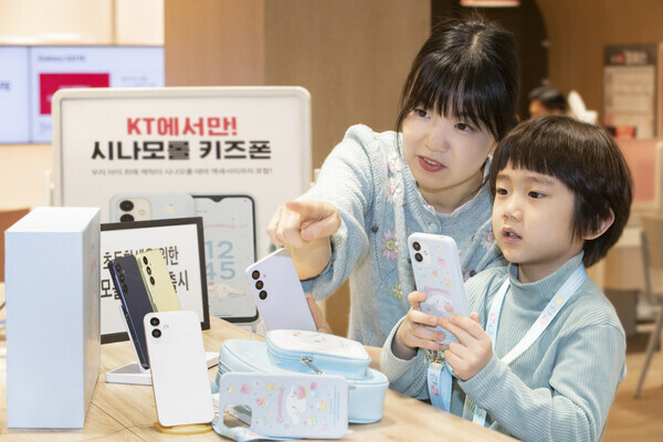 모델이 KT 매장에서 시나모롤 키즈폰과 갤럭시 A25 5G를 소개하는 모습. 사진=KT