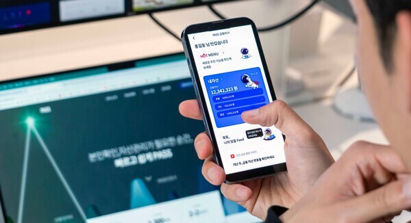 마이데이터 서비스를 활용하는 소비자의 모습. 사진 = 뉴시스