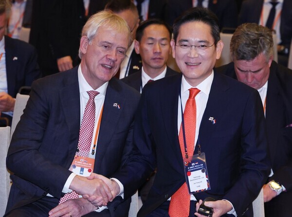이재용 삼성전자 회장과 피터 베닝크 ASML 최고경영자(CEO)가 지난해 12월13일 암스테르담 한 호텔에서 열린 한-네덜란드 비즈니스 포럼에 앞서 대화하고 있다. 사진 == 뉴시스