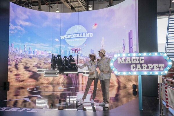 CES 2024 SK그룹 전시관에서 UAM을 형상화 한 ‘매직 카펫’을 소개하며 SKT의 AI 기반 친환경 미래교통체계를 체험하는 모습. 사진=SK텔레콤
