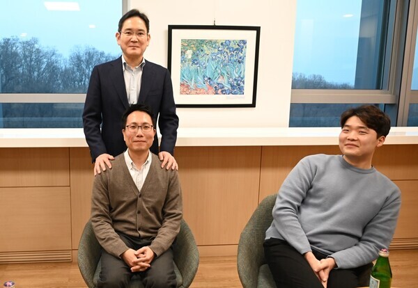 이재용 삼성전자 회장이 10일 서울 우면동 삼성리서치에서 연구원들과 간담회를 가진 뒤 기념촬영 하고 있다. 제공 = 삼성