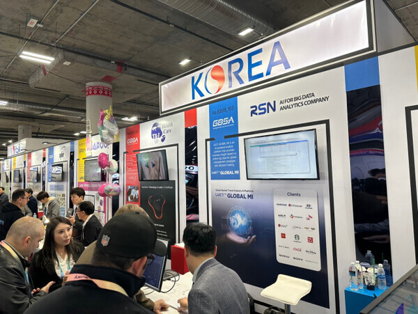 ‘CES 2024’의 알에스엔 부스를 찾은 관람객들이 알에스엔 직원으로부터 제품 설명을 듣고 있다.사진=알에스엔