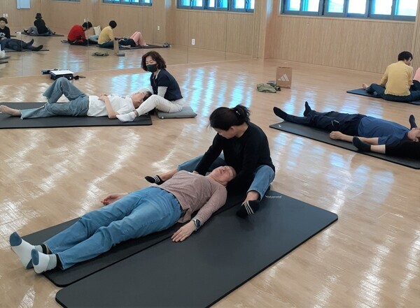 '건강 마사지'재능나눔 프로그램. 사진=영등포구