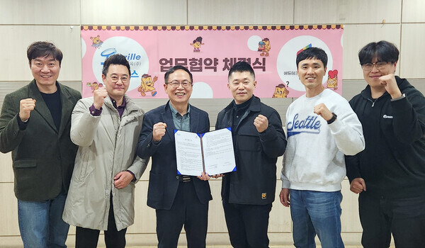 이형세 테크빌교육 대표(가운데 왼편)와 이진희 에듀테크미래교육연구회 회장(가운데 오른편)이 MOU 체결 후 기념 사진을 촬영했다. 사진=테크빌교육