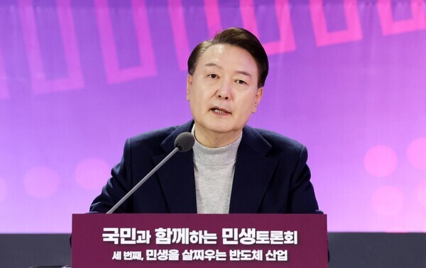 윤석열 대통령이 15일 경기도 수원 장안구 성균관대학교에서 자연과학캠퍼스 반도체관에서 '민생을 살찌우는 반도체 산업' 주제로 열린 세 번째 국민과 함께하는 민생토론회에서 발언하고 있다. 사진 = 뉴시스