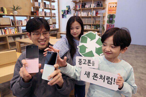 LG유플러스 모델이 삼성전자와 론칭한 ‘갤럭시 패밀리 폰 프로그램’을 소개하고 있는 모습. 사진=LG유플러스