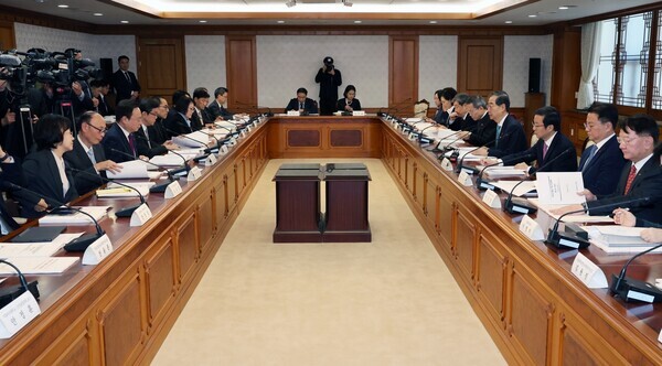 한덕수 국무총리가 작년 12월 말 서울 종로구 정부서울청사에서 바이오헬스혁신위원회 회의를 하고 있다. 사진 = 뉴시스