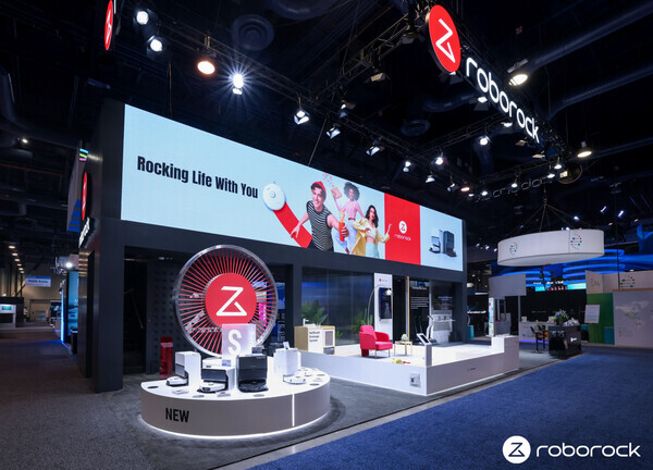 로보락이 CES 2024에 참가해 방문객들에게 제품을 선보이는 중이다. 사진=로보락