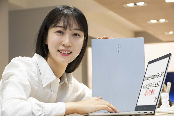 모델이 KT 매장에서 '갤럭시북3 GO 5G'를 소개하는 모습. 사진=KT