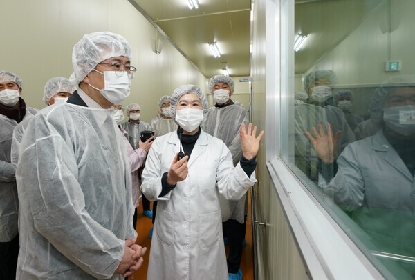 오기웅 중소벤처기업부 차관이 17일 충남 홍성군 소재 스마트공장 '농업회사법인 (주)백제'를 방문해 현장을 둘러보고 있다. 제공 = 중기부