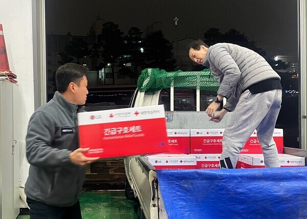 대한적십자사 서울지사는 지난 17일(수) 오후 17경 온수 공급 중단으로 불편을 겪고 있는 서울 양천구 신정도 일대 이재민 지원을 위해 구호물자를 긴급 지원하고 행정기관의 추가 지원 요청에 대비하고 있다. 사진=대한적십자사 서울특별시지사.