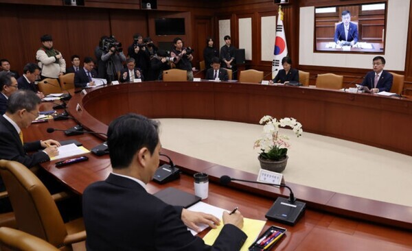최상목 경제부총리 겸 기획재정부 장관이 지난 16일 오전 서울 종로구 정부서울청사에서 제1차 비상경제장관회의 겸 물가관계장관회의를 하고 있다.  사진 ＝ 뉴시스