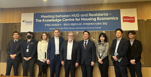 면담에 참석한 양 기관 관계자들이 기념 촬영을 하고 있다. 사진=주택도시보증공사