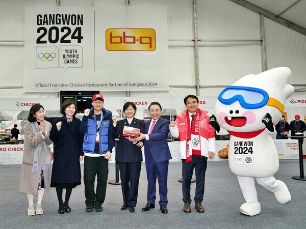 지난 19일 '2024 강원 동계청소년올림픽'이 개최되는 강릉 올림픽파크 'BBQ관'에서 윤홍근 제너시스BBQ그룹 회장(오른쪽에서 세 번째)이 송미령 농림축산식품부 장관(오른쪽에서 네 번째)과 임경숙 한식진흥원 이사장(왼쪽에서 두 번째), 김진태 강원도지사(오른쪽에서 두 번째), BBQ 서포터즈(왼쪽에서 세 번째)가 기념 촬영을 하고 있다. 사진=제너시스BBQ