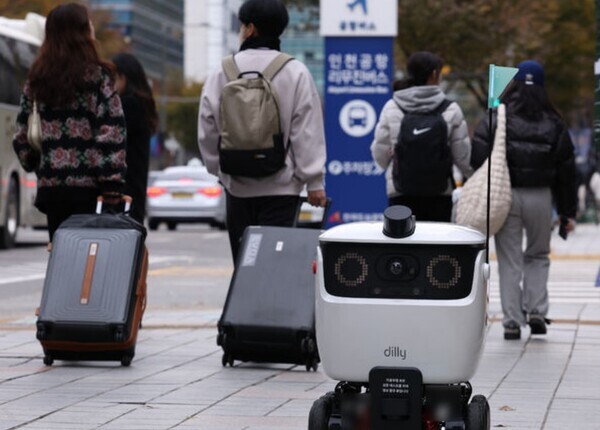 서울 강남구 테헤란로에서 배달의민족이 운영하는 무인 배달로봇 '딜리'가 도로를 달리고 있다. 사진 = 뉴시스