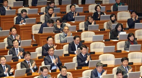 25일 오후 서울 여의도 국회에서 열린 제412회국회(임시회) 제1차 본회의에 참석한 더불어민주당 의원들. 사진 = 뉴시스