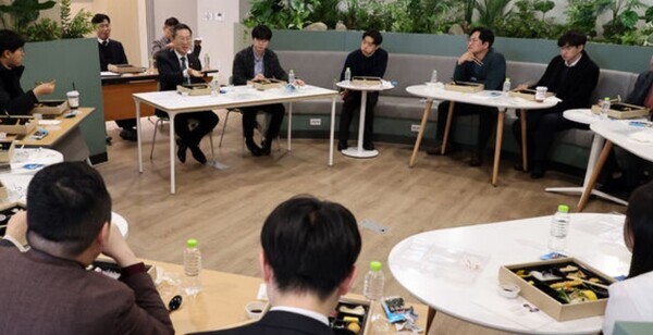 이종호 과학기술정보통신부 장관이 지난 29일 세종시 정부세종청사에서 2030 자문단과 도시락을 먹으며 소통하고 있다. 사진 = 뉴시스