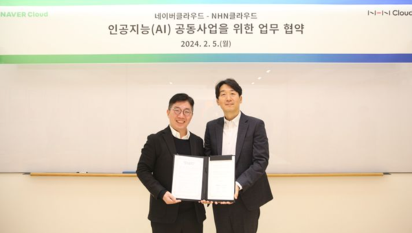 김유원 네이버클라우드 대표(왼쪽)와 김동훈 NHN클라우드 대표(오른쪽)가 5일 협약식에서 기념촬영을 하고 있다. 사진=네이버클라우드