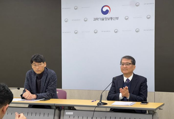 김경만 과학기술정보통신부 통신정책관(국장, 왼쪽)과 김경우 전파정책기획과장이 5일 세종 과기정통부 청사에서 5G 28㎓ 대역 주파수 경매 후속 조치와 관련해 설명하고 있다.  사진=뉴시스