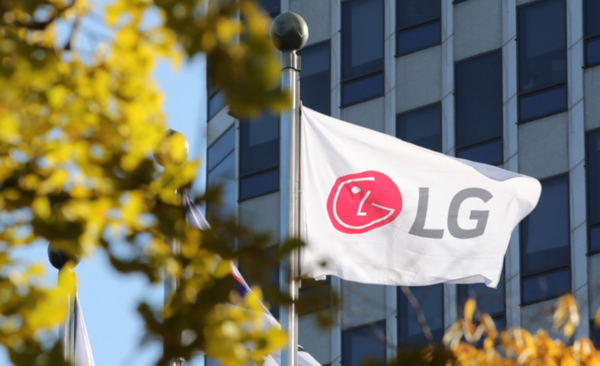 서울 영등포구 여의도 LG트윈타워에 깃발이 펄럭이고 있다. 사진=뉴시스
