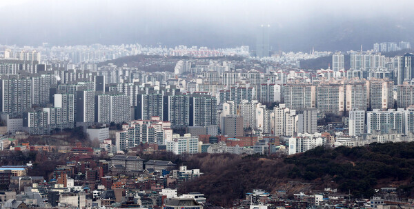 서울시는 아파트 이름 길이가 길어지는 것에 대한 대책으로 ‘공동주택 명칭 개선 3차 토론회’에서 가이드라인을 제시하며 무분별한 외래어나 별칭 사용을 자제하고 최대 10자를 준수할 것을 권고했다. 해당 사진은 서울 중구 남산에서 바라본 아파트 모습. 사진=뉴시스