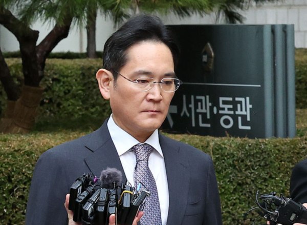 이재용 삼성전자 회장이 5일 서울 서초구 서울중앙지방법원에서 열린 재판에서 무죄 판결을 받은 뒤 청사를 나서고 있다. 사진=뉴시스