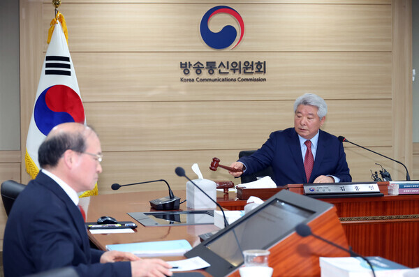 김홍일 방송통신위원장이 7일 정부과천청사 방송통신위원회에서 열린 제6차 방송통신위원회를 개회하고 있다. 사진=뉴시스