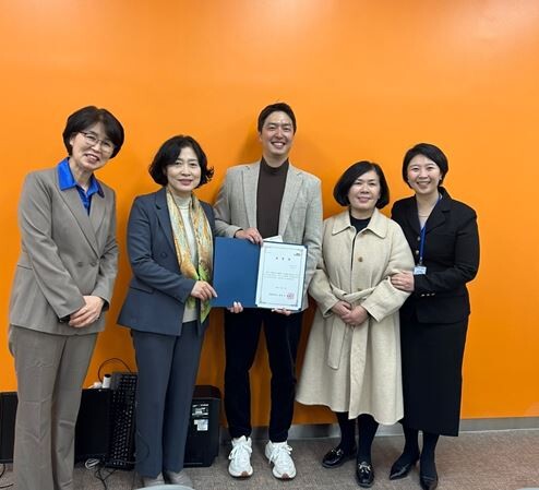 왼쪽부터 남문희(산학협력단장), 민경화(총장), 한동수(간호사연구소 대표), 송갑선(학부장), 남효연(교수).사진=간호사연구소