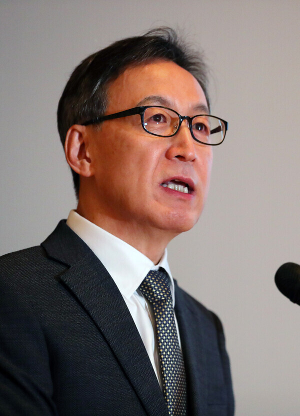 김선영 헬릭스미스 부회장이 중국 임상 결과를 미리 알고 주식을 매입했다는 의혹이 불거졌다. 사진은 김선영 헬릭스미스 대표이사의 DPN 임상 결과를 설명하는 모습. 사진=뉴시스