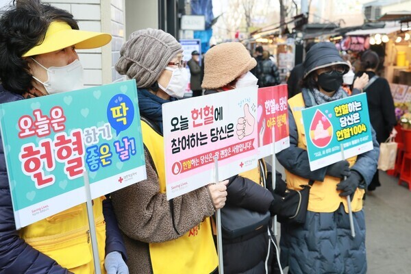 헌혈의 집 건대역센터 인근에서 헌혈 홍보 가두캠페인 중인 대한적십자사봉사회 광진지구협의회. 사진=대한적십자사 서울특별시지사.