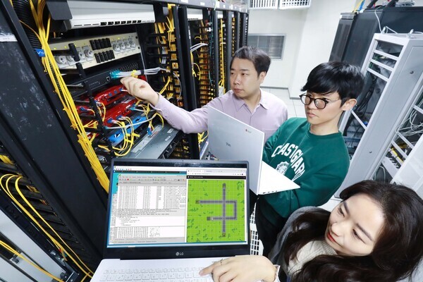 LG유플러스임직원들이 API 형태로 구성한 5G 네트워크를 활용해 시연하는 모습. 사진=LG유플러스