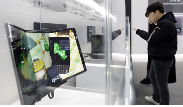 2023년 12월 6일 서울 강남구 코엑스에서 열린 2023 대한민국 산업기술 R&D 대전에서 관람객들이 삼성전자의 멀티 폴더블 디스플레이을 살펴보고 있다. 사진=뉴시스