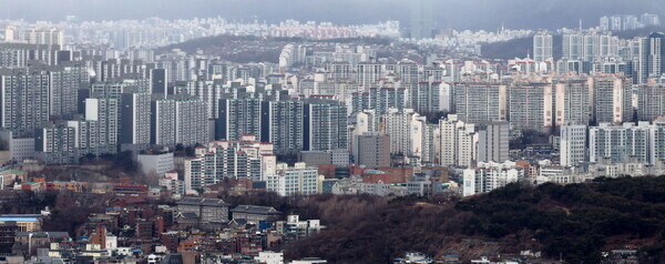19일 강남구청에 따르면 구 재건축사업과는 최근 일원동 상록수아파트 정밀안전진단 용역 계약을 진행했다. 사진은 서울 중구 남산에서 바라본 아파트 모습. 사진=뉴시스