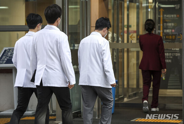 서울시내 한 대학병원에서 의료진이 이동하고 있다. 사진=뉴시스
