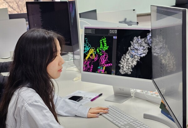 대웅제약은 신약개발에 즉각 활용할 수 있는 주요 화합물 8억 종의 분자 모델을 전처리를 거쳐 자체 데이터베이스화하고 이를 재료로 신약 후보물질을 발굴해내는 독자적 ‘AI 신약개발 시스템’까지 구축했다고 19일 밝혔다. 사진은 대웅제약 연구원이 AI 신약개발 시스템으로 통해 신약 후보 화합물질을 탐색하고 있다. 사진=대웅제약
