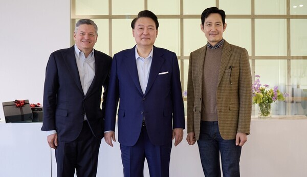 지난 17일 윤석열 대통령이 서울 한남동 관저에서 테드 서랜도스 넷플릭스 공동 최고경영자, 배우 이정재와 기념촬영하고 있다. 사진=대통령실