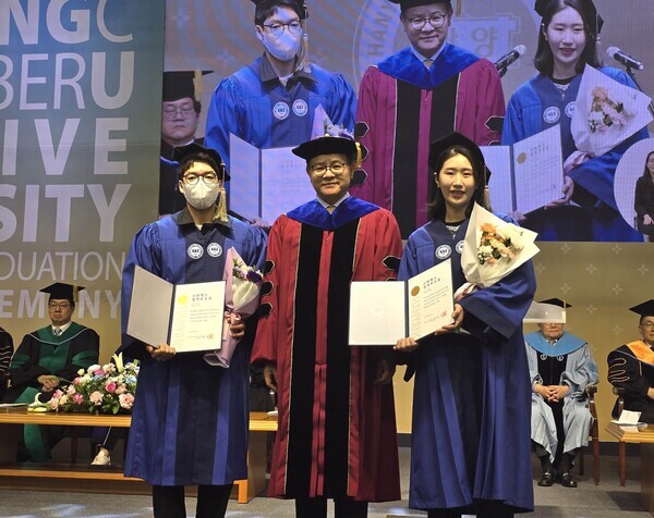 지난 17일 한양대학교 올림픽체육관에서 진행된 2024년도 한양사이버대학 학위 수여식에서 성적 우수상 수상자들이 기념 촬영을 하고 있다. (좌측부터) 이명재 파트너, 이기정 한양사이버대학교 총장, 송윤주 파트너. 사진=스타벅스