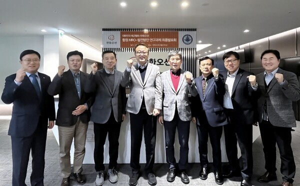 이용욱 한화오션 특수선사업부장(왼쪽에서 4번째), 김판규 해군협회 수석부회장(왼쪽에서 5번째) 등이 발표회에서 기념사진을 촬영하고 있다. 사진=한화오션