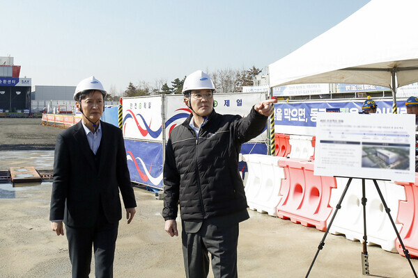 지난 2월 16일 삼성바이오로직스 인천사업장을 찾은 이재용 삼성전자 회장이 제조시설 건설 현장을 살펴보고 있다. 사진=삼성전자