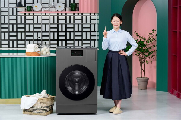 삼성전자 모델이 '비스포크 AI 콤보'을 소개하는 모습. 사진=삼성전자