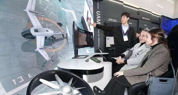 MWC 2024의 KT 전시장을 찾은 관람객들이 UAM 서비스를 체험하고 있는 모습. 사진=KT