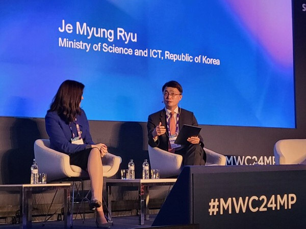 류제명 과기정통부 네트워크정책실장이 MWC 2024에서 장관세션에서 발표하는 모습. (사진=과학기술정통부)