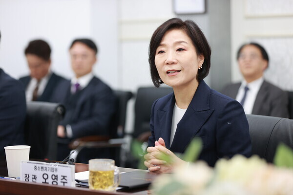 오영주 중소벤처기업부 장관이 26일 광주 ㈜옵토닉스를 방문해 임직원들과 대화하고 있다. 사진=중소벤처기업부