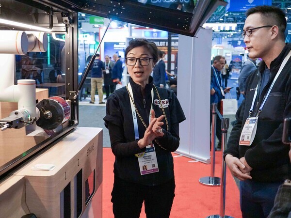 김동선 부사장(오른쪽)이 'CES 2024'에 참석해 푸드테크 부스를 둘러보고 있다. 사진=한화푸드테크