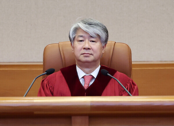 28일 헌법재판소는 헌법소원 및 위헌심판 청구 판결에서 주택임대차보호법이 합헌이라고 결정했다. 사진은 이종석 헌법재판소장이 헌법재판소 대심판정에서 열린 주택임대차보호법의 계약갱신 청구권 조항 등에 대한 위헌법률심판 선고에 참석해 있는 모습. 사진=뉴시스