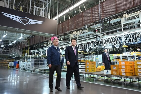 현대자동차 울산공장에서 윤석열 대통령이 정의선 현대자동차그룹 회장의 안내를 받으며 내부를 둘러보고 있다. 사진=대통령실