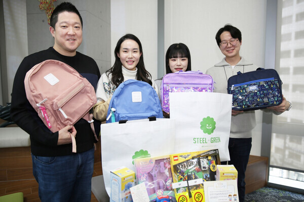 동국제강그룹 임직원이 초등학교 입학 예정 임직원 자녀에 전달할 선물과 함께 기념사진을 촬영하고 있다. 사진=동국제강그룹