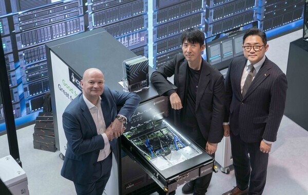 SK엔무브와 SK텔레콤, 영국의 아이소톱이 MWC 현장에서 차세대 냉각 및 솔루션 분야 협업을 위한 업무협약을 맺었다. 사진=SK엔무브