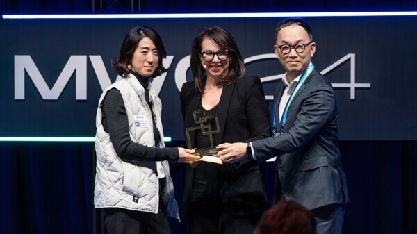 엄종환 SKT ESG혁신 담당(왼쪽 세 번째)과 조수원 투아트 대표(왼쪽 첫 번째)가 GLOMO 2024에서 AI기반 시각보조 음성 안내 서비스 '설리번파인더'로 수상하고 있다. 사진=SKT